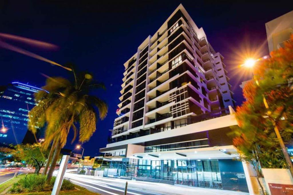 1br With Parking And Pool Near Shops Apartment Brisbane